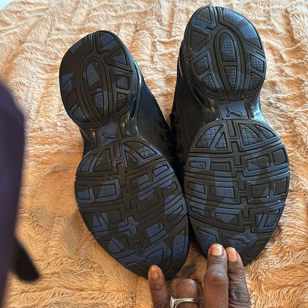 Boys puma has a small tear at the toe on the right shoe pic shown - Picture 4 of 5